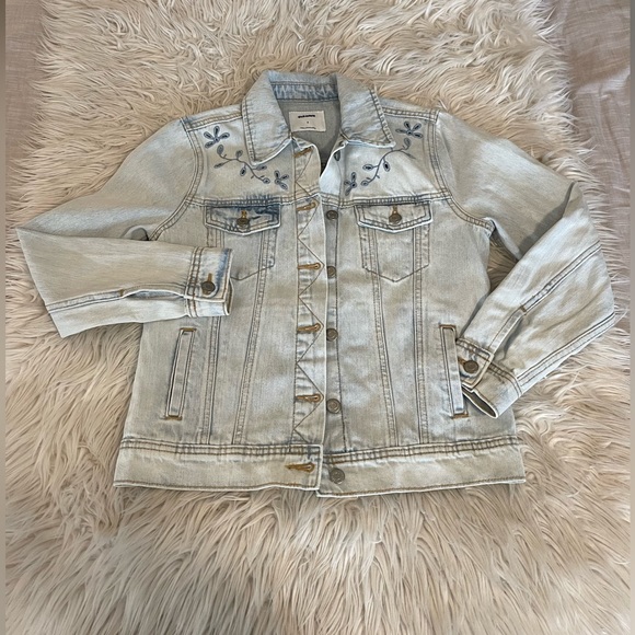 Light wash | Denim Jacket | Floral Embroidery Detail - Picture 2 of 16